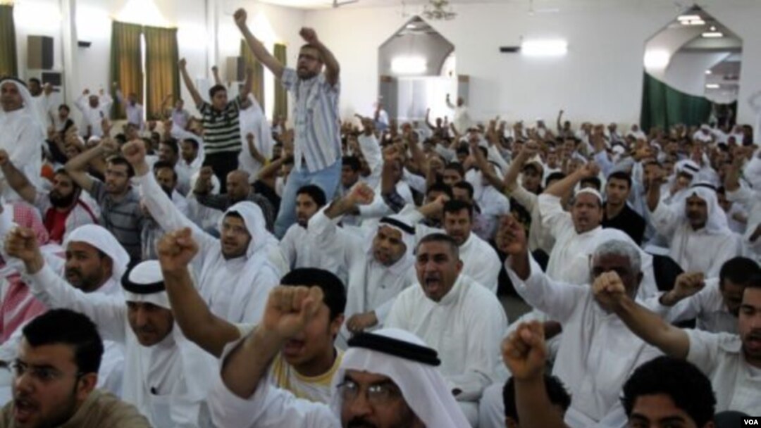 Warga Bahrain melakukan protes anti pemerintah di dalam sebuah gedung di Manama (13/6).
