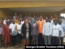 Des jeunes posent pour une photo à l’issue d’une séance de sensibilisation sur le danger de l'immigration clandestine à Daloa, Côte d’Ivoire, septembre 2017. (VOA/ Georges Ibrahim Tounkara)