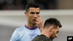 Cristiano Ronaldo akionyesha ishara wakati wa mechi kati ya timu ya vilabu vya Saudi Arabia na Paris Saint-Germain ya Lionel Messi, Alhamisi, Januari 19, 2023, mjini Riyadh, Saudi Arabia.AP