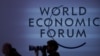 FILE: Seseorang mengambil foto di samping logo pertemuan tahunan Forum Ekonomi Dunia, di Davos, Swiss, 19 Januari 2024. (Denis Balibouse/ REUTERS)