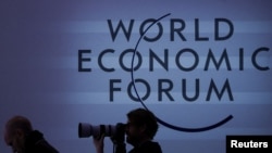 FILE: Seseorang mengambil foto di samping logo pertemuan tahunan Forum Ekonomi Dunia, di Davos, Swiss, 19 Januari 2024. (Denis Balibouse/ REUTERS)