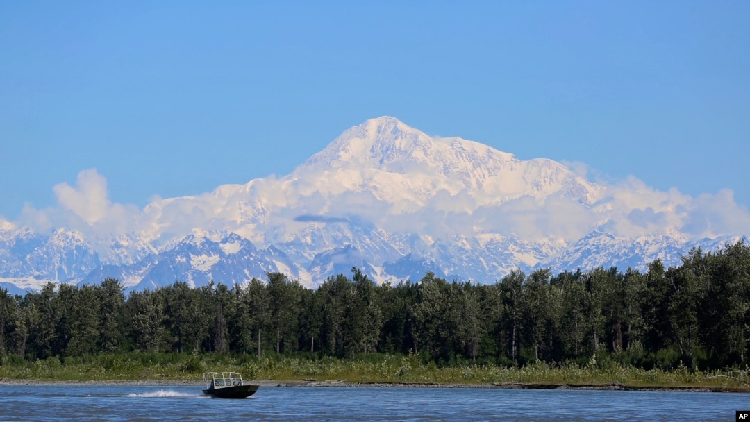 Alaska dağlık bir araziye ve zorlu hava koşullarına sahip. Birçok kasaba yollarla birbirine bağlı değil. Bu nedenle taşıma için küçük uçaklar kullanılıyor.