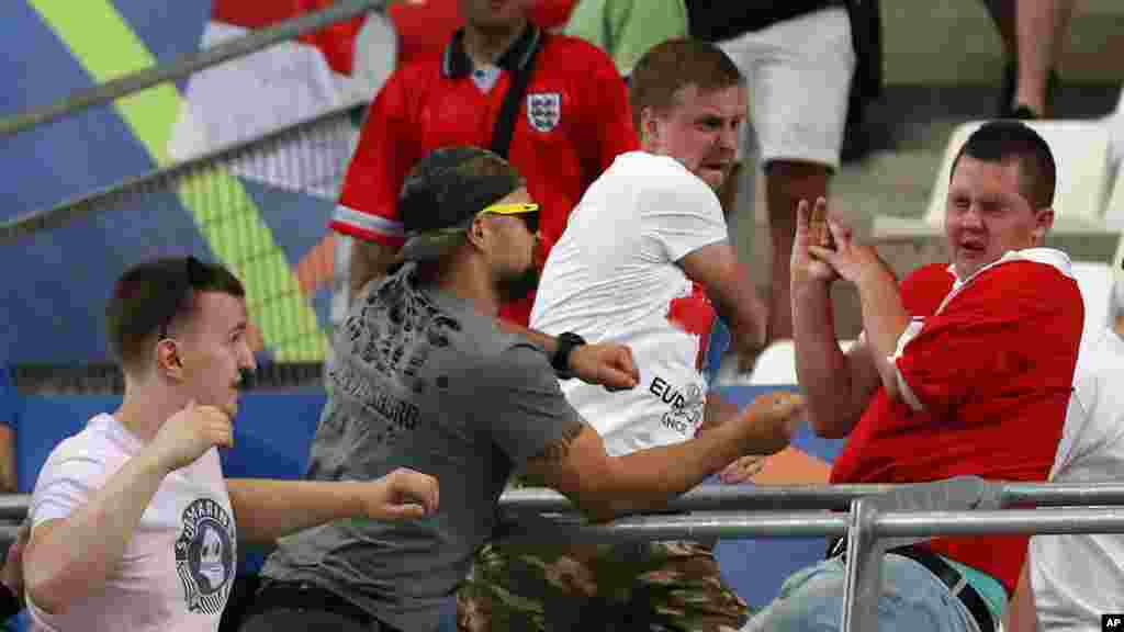 Des supporters russes attaquent un fan anglais à la fin du match entre l&#39;Angleterre et la Russie, au stade Vélodrome de Marseille, le 14 juin 2016.
