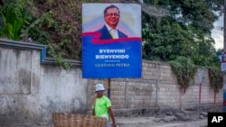 Yon vande nan lari Jacmel kenbe yon pankat ki swete Prezidan Kolonbyen Gustavo Petro byenvini an Ayiti, 22 Janvye 2025.