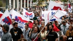 Demonstrasi anti-penghematan pemerintah di Athena, Yunani (22/5). (AP/Yorgos Karahalis)