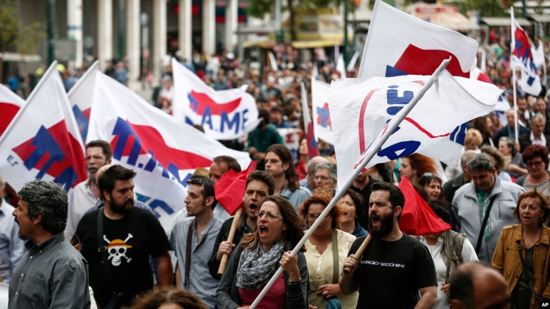 Demonstrasi anti-penghematan pemerintah di Athena, Yunani (22/5). (AP/Yorgos Karahalis)
