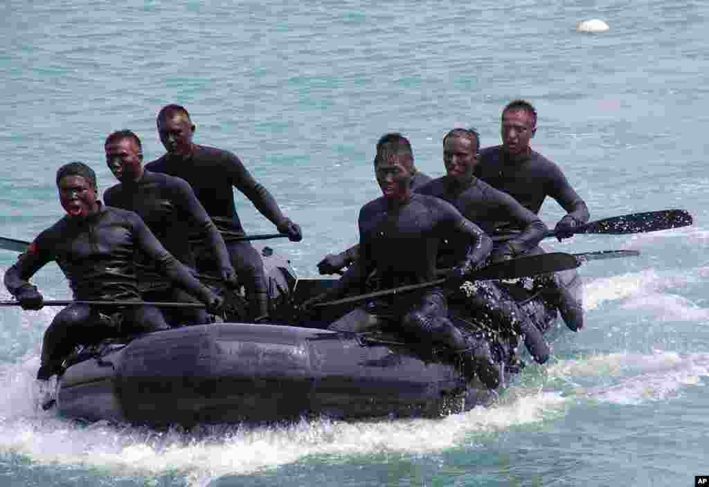 “海龙蛙兵”在海上操纵快速冲击式橡皮艇