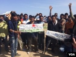 Pakistanis protest on a beach in Greece, saying they were being denied the right to apply for asylum, April 2016. (H. Murdock/VOA)