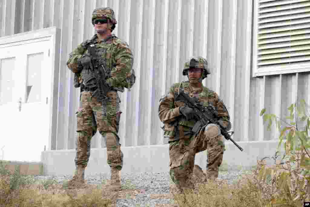 ابتدائی منصوبے کے تحت 2016ء کے آخر تک امریکی سفارتخانے کے عملے کے محافظین کے علاوہ تمام امریکی فوجیوں کو افغانستان سے واپس آنا تھا۔