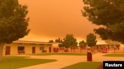 El humo de los incendios en un tono naranja en el cielo, en Oro Grande, California, EEUU, el 10 de septiembre de 2024, en esta captura de pantalla obtenida de un video de las redes sociales del usuario @jlpoober vía X/vía Reuters.