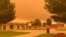 El humo de los incendios en un tono naranja en el cielo, en Oro Grande, California, EEUU, el 10 de septiembre de 2024, en esta captura de pantalla obtenida de un video de las redes sociales del usuario @jlpoober vía X/vía Reuters.