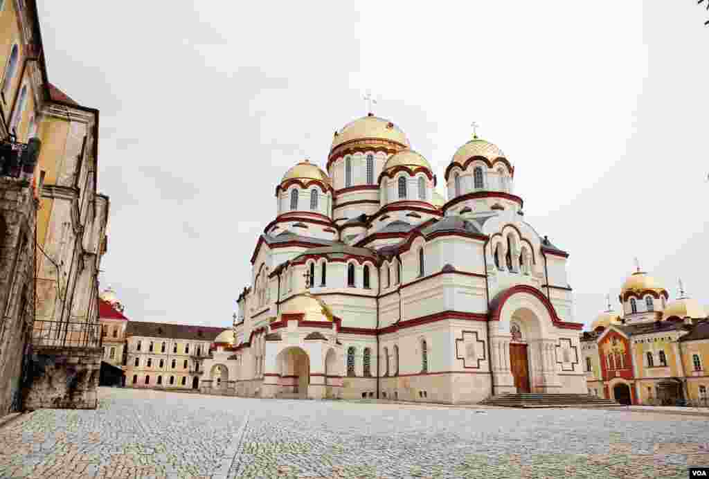 Digunakan sebagai gudang selama era Soviet, Biara New Athos sekarang direnovasi dengan kubah emas dan dinding putih, menjadi kebanggaan rakyat Abkhazia. (V. Undritz/VOA)