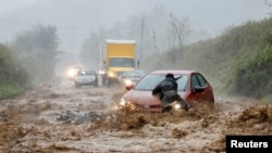 Lokalni stavnonik Buna u Severnoj Karolini zaglavljen u poplavi na autoputu, 27. septembar 2024. (REUTERS/Jonathan Drake)