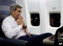 លោក John Kerry រដ្ឋ​មន្ត្រី​ការបរទេស​សហរដ្ឋ​អាមេរិក និយាយ​ទៅ​កាន់​អ្នក​សារព័ត៌មាន​អំពី​ការ​ចរចា​របស់​លោក​ជាមួយ​នឹង​ប្រទេស​អ៊ីរ៉ង់ ក្រោយ​ពី​លោក​បាន​វិល​ត្រឡប់​ពី​ទីក្រុង Vienna កាល​ពី​ថ្ងៃអាទិត្យ ទី១៧ ខែ​មករា ឆ្នាំ​២០១៦។ (រូបថត៖ Kevin Lamarque/Pool Photo via AP)