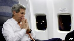 លោក​ John Kerry រដ្ឋ​មន្រ្តី​ការបរទេស​សរអា​និយាយ​ទៅ​កាន់​អ្នក​សារព័ត៌មាន​អំពី​កិច្ច​ចរចា​ជាមួយ​អ៊ីរ៉ង់ នៅ​ពេល​យន្តហោះ​របស់​លោក​មក​ដល់​ទីក្រុង Vienna​ មូលដ្ឋាន​ទ័ព​អាកាស​ Andrews នៅ​ថ្ងៃ​អាទិត្យ​ ទី​១៧ ខែ​មករា​ ឆ្នាំ​២០១៦។​
