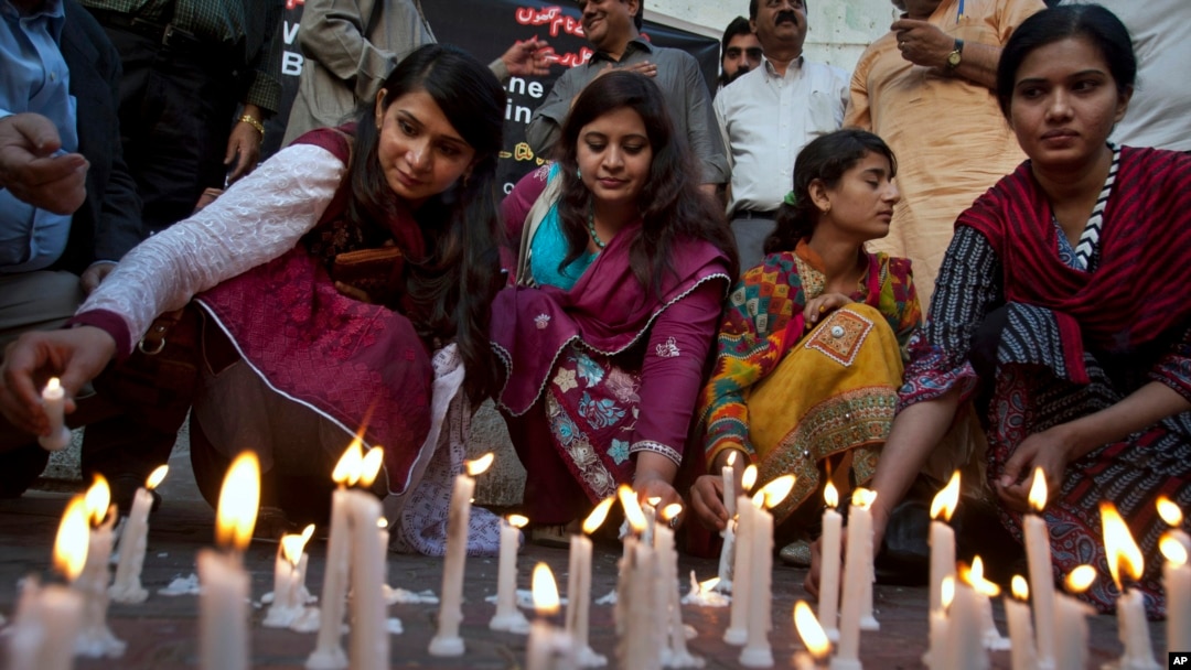 Para aktivis Pakistan di Karachi menyalakan lilin untuk mengenang dan mendoakan para korban serangan bom di Lahore (28/3). 