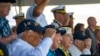 Sobrevivientes de Pearl Harbor Harry Chandler (desde la izquierda), Ken Stevens, Herb Elfring e Ira "Ike" Schab saludan mientras se toca el himno nacional durante la 82.ª ceremonia del Día del Recuerdo de Pearl Harbor, 7 de diciembre de 2023, en Pearl Harbor, en Honolulu, Hawái. 