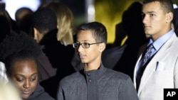 Ahmed Mohamed (tengah), remaja Texas yang ditahan karena diduga merakit bom, menghadiri Malam Astronomi di Gedung Putih (19/10). (AP/Susan Walsh)