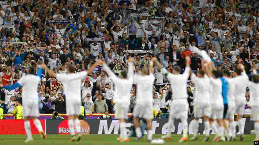 Les joueurs du Real Madrid célèbrent leur victoire contre Manchester City, à la fin du match de football de demi-finale retour de la Ligue des champions de l’UEFA entre le Real Madrid et Manchester City, au stade Santiago Bernabeu à Madrid, Espagne, 4 mai 2016.