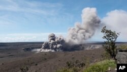 En esta foto provista por el Servicio Geológico de EE.UU. el 11 de mayo de 2018 se ve una nube de ceniza saliendo del volcán Kilauea en Hawái.