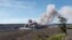 En esta foto provista por el Servicio Geológico de EE.UU. el 11 de mayo de 2018 se ve una nube de ceniza saliendo del volcán Kilauea en Hawái.