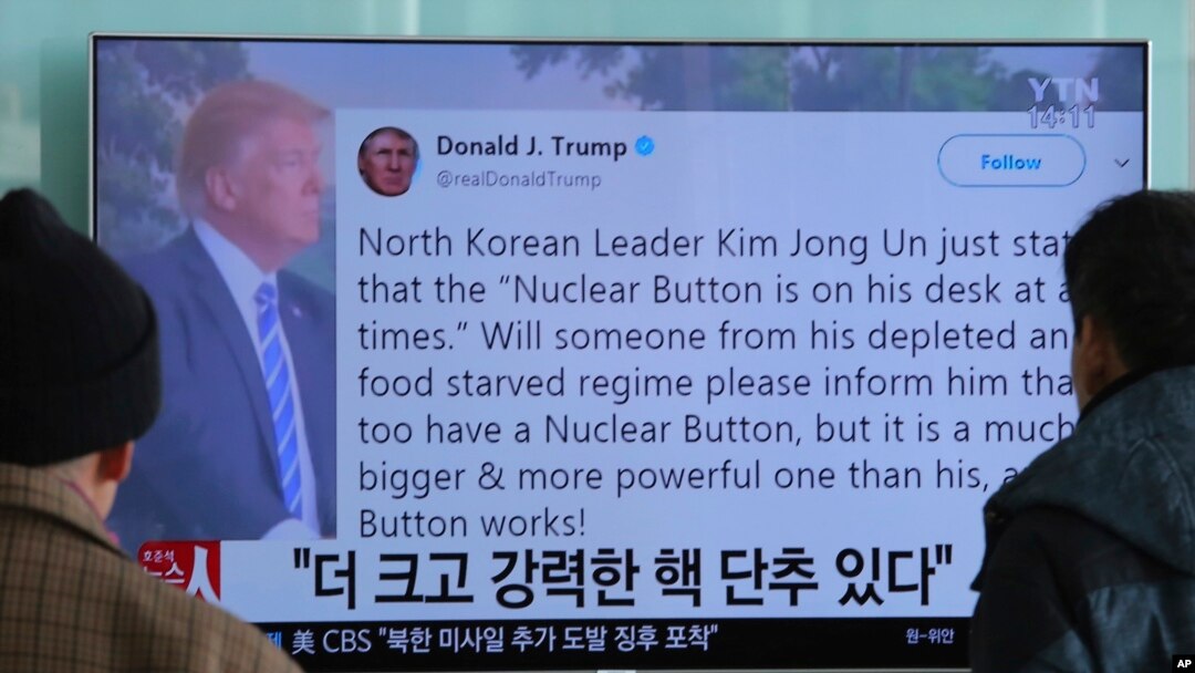 Orang-orang menonton tayangan berita di televisi yang menampilkan posting Twitter Presiden Amerika Serikat Donald Trump saat melaporkan masalah nuklir Korea Utara, di Stasiun Kereta Seoul di Seoul, Korea Selatan, Rabu, 3 Januari 2018.