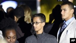 Ahmed Mohamed (tengah), remaja Texas yang dituduh membuat bom menghadiri malam astronomi di Gedung Putih (19/10). (AP/Susan Walsh)