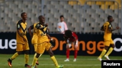 Les joueurs de l’ASEC Mimosas de Côte d’Ivoire jubilent après leur deuxième but lors d’un match de la Ligue africaine de champions contre Al Ahlyl d’Egypte à Alexandrie, Egypte, 28 juin 2016.