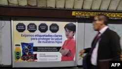 Seorang pria melintas di depan pelabelan makanan di stasiun kereta bawah tanah di Mexico City, 1 Oktober 2019.