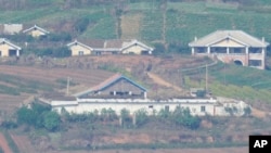 9일 한국 파주에서 바라본 북한 개풍군의 건물. 북한 인공기가 관측된다.