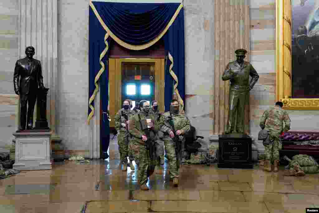 Integrantes de la Guardia Nacional entran a uno de los salones del Capitolio. 13 de enero de 2021.