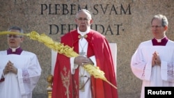 François dit la messe Dimanche des Rameaux à la place Saint-Pierre au Vatican, 20 mars 2016.