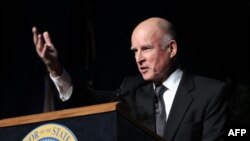 Новый «старый» губернатор Калифорнии Джерри Браун на церемонии инаугурации. Сакраменто. Калифорния. 3 января 2011 года