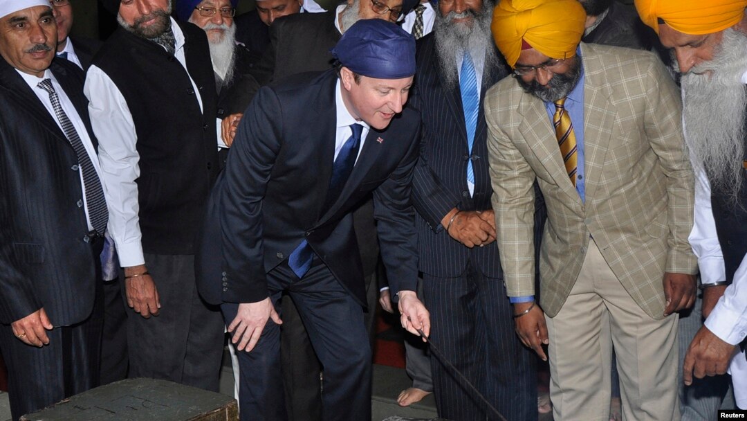 PM Inggris David Cameron melakukan kunjungan di sebuah kuil Sikh di Amritsar, India (20/2). 