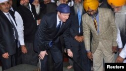 PM Inggris David Cameron melakukan kunjungan di sebuah kuil Sikh di Amritsar, India (20/2). 