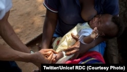 Un enfant est vacciné au Kasaï en RDC, le 23 décembre 2017. (Twitter/Unicef RDC) 
