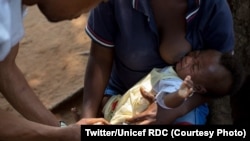 Agent de santé donnant le vaccin contre la rougeole à un enfant au Kasaï, RDC, décembre 2017 (Twitter/ RDC Unicef) 