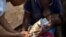 Agent de santé donnant le vaccin contre la rougeole à un enfant au Kasaï, RDC, décembre 2017 (Twitter/ RDC Unicef) 