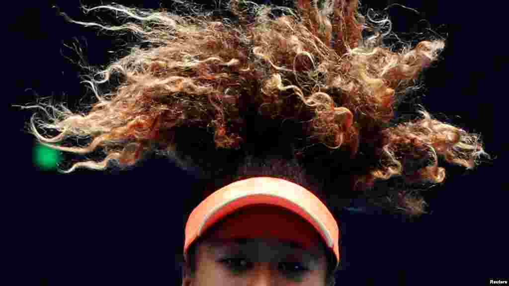 កីឡាការនីជប៉ុន Naomi Osaka កំពុងហ្វឹកហាត់ក្នុងពេលត្រៀមប្រកួតវាយតិន្នីសនៅប្រទេសអូស្ត្រាលី Australian Open tennis នៅទីក្រុងមែលបើន (Melbourne)។