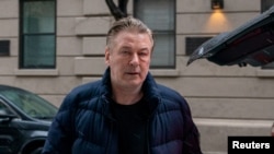 El actor Alec Baldwin sale de su casa. El actor estuvo acusado de homicidio involuntario por el tiroteo fatal de la directora de fotografía Halyna Hutchins en el set de la película "Rust". Foto tomada el 31 de enero de 2023 en Nueva York, EEUU.