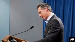 El gobernador de California Gavin Newsom, firma una orden ejecutiva para retirar a la mayoría de las tropas de la Guardia Nacional de la frontera sur de la nación.