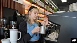 커피를 만들고 있는 한 점원의 모습. (자료사진)