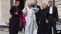 Le pape François accompagné d'autres évêques lors d'une audience générale à la place St Pierre, au Vatican, 7 octobre 2015.