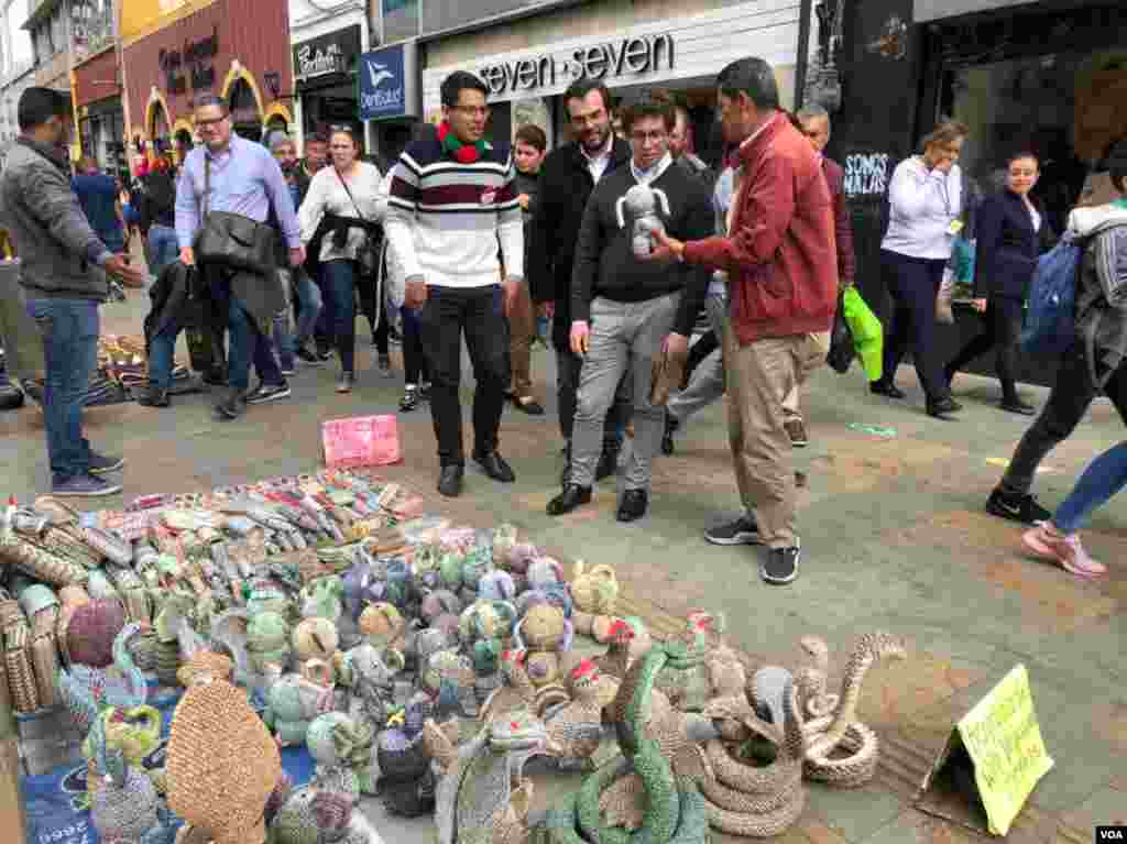 Luis Orlando Ortega nació en Cúcuta y a sus 61 años está radicado en Bogotá para cautivar a los transeúntes del centro de la ciudad con figuras hechas en billetes vanezolanos. 