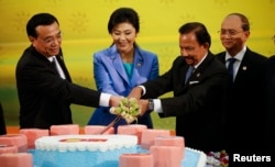 2013年10月9日，中国总理李克强、泰国总理英拉、文莱苏丹和缅甸总统在东盟-中国结成和平繁荣战略伙伴关系10周年之际切蛋糕。