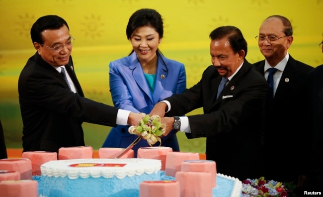 2013年10月9日，中國總理李克強、泰國總理英拉、文萊蘇丹和緬甸總統在東盟-中國結成和平繁榮戰略夥伴關係10週年之際切蛋糕。