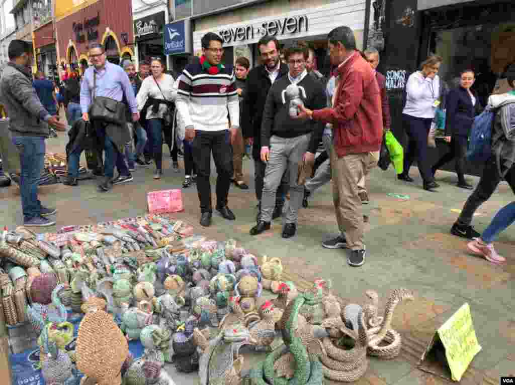 Luis Orlando Ortega nació en Cúcuta y a sus 61 años está radicado en Bogotá para cautivar a los transeúntes del centro de la ciudad con figuras hechas en billetes vanezolanos. &nbsp;