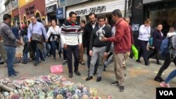 Figuras de origami, hechas con bolívares, se venden en Bogotá