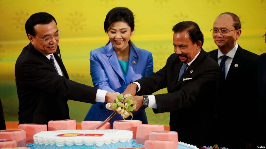 Dari kiri ke kanan PM China Li Keqiang, PM Thailand Yingluck Shinawatra, Sultan Brunei Hassanal Bolkiah, dan Presiden Myanmar Thein Sein pada KTT ASEAN-China di Bandar Seri Begawan, Brunei, 9/10/2013.