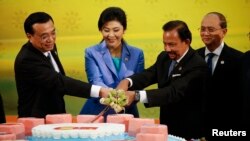 Dari kiri ke kanan PM China Li Keqiang, PM Thailand Yingluck Shinawatra, Sultan Brunei Hassanal Bolkiah, dan Presiden Myanmar Thein Sein pada KTT ASEAN-China di Bandar Seri Begawan, Brunei, 9/10/2013.